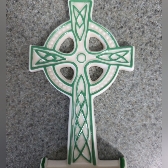 Glazed Ceramic Holy Water Font with ‘Kelly green’ painted accents. Wall Hung. - Picture 4 of 9